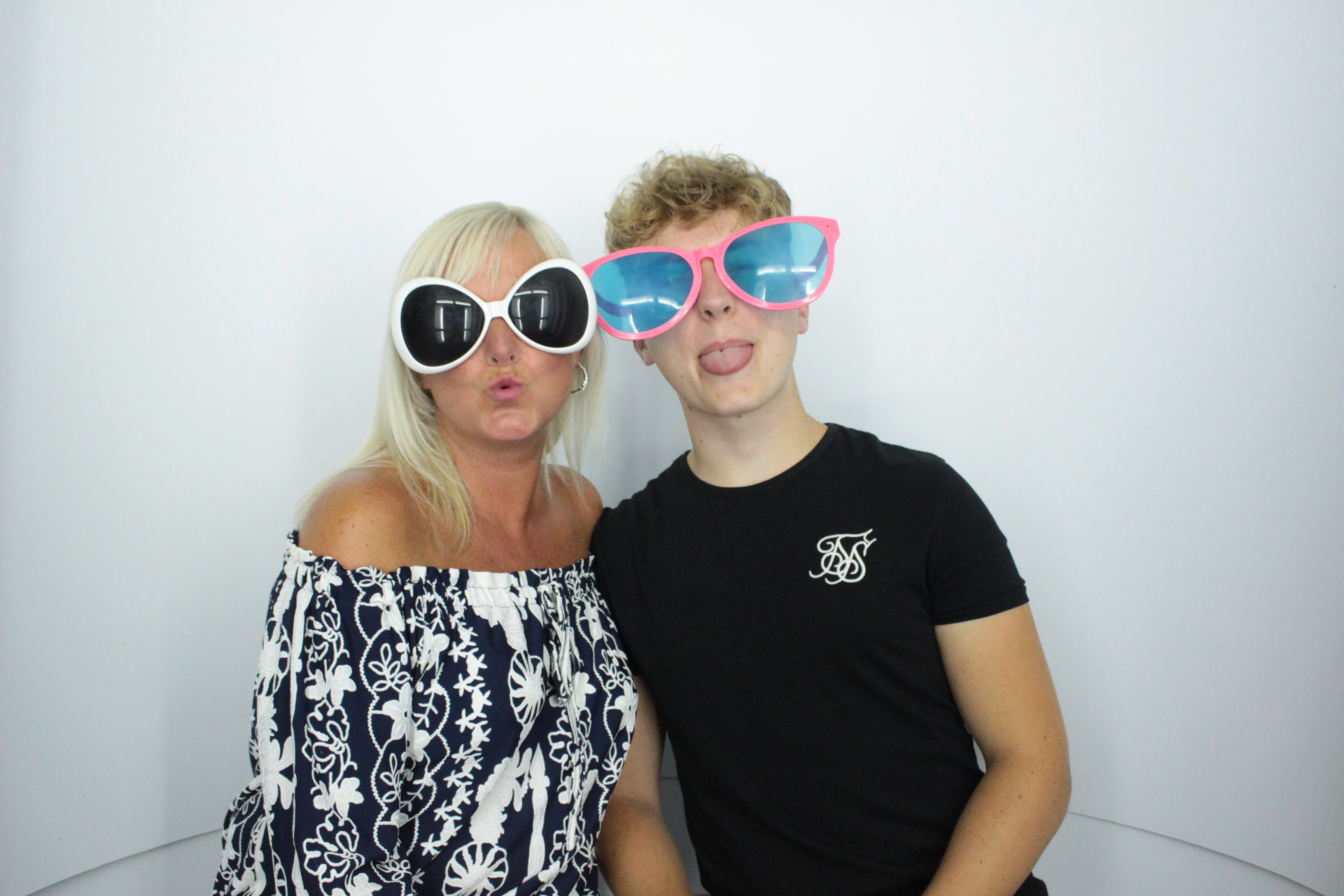 Martin & Colleen’s Joint 50th | View more photos from the event at gallery.myphotoboothexperience.co.uk/u/MyPhotoBoothExperienceLtd/Martin-Colleen’s-Joint-50th